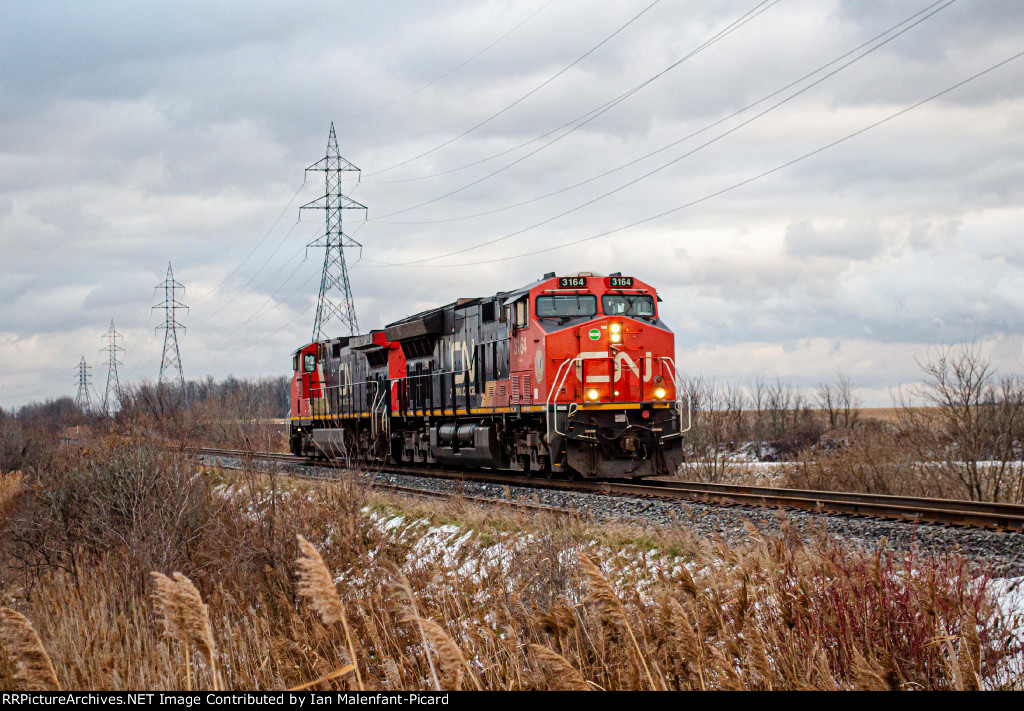 CN 3164 engine light in east of La Prairie